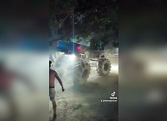Il s'énerve et écrase des véhicules et des personnes avec son monster truck