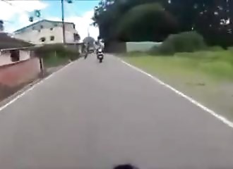 Une fille coupe la route à un motard
