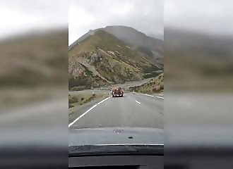 Un automobiliste glisse sur la route et tombe dans un précipice