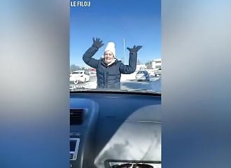 Cette folle agresse et bloque une automobiliste, pensant qu'elle est une manifestante !