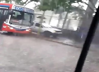 Un voleur à la tire se fait punir tout de suite après avoir commis son forfait…
