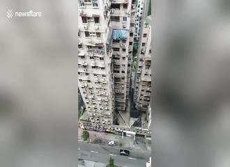 Macao : à plusieurs mètres du sol, deux installateurs de climatiseurs prennent des risques hallucinants