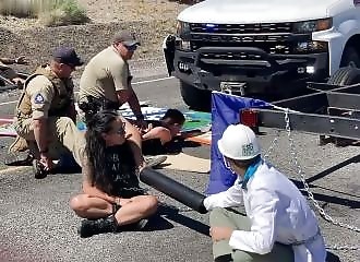 Eco-demonstrators run into unpatient police officers