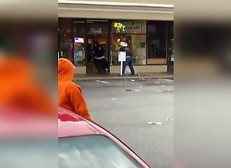 Le propriétaire d’une boutique tient en joue des casseurs