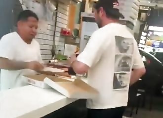 Un pizzaiolo répond à un client insupportable avec une part en pleine tête