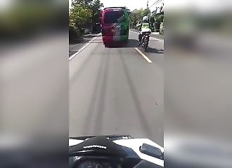 Un conducteur de bus se débarrasse violemment d’un motard de la police