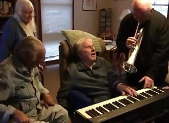 À 95 ans, il rejoue au piano après avoir été victime d’un AVC