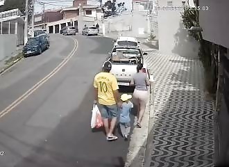 A family is attacked by two thieves in Brazil