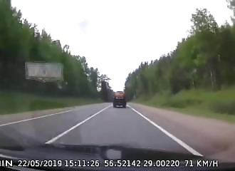 Russie : percutée de plein fouet frontalement, une dépanneuse se désintègre sous la puissance du choc
