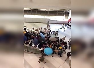 Hong Kong : des manifestants se font attaquer par des membres de triades