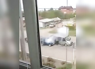 Un conducteur se fait exploser pour ne pas se faire arrêter (Public averti)