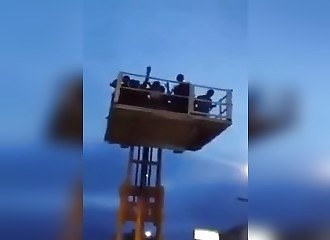 Faire la fête dans une nacelle à plusieurs mètres du sol (FAIL)