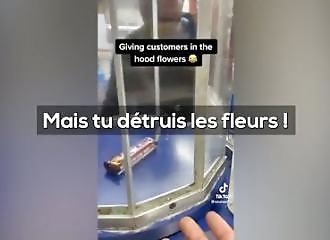 Il offre des fleurs à ses clients du ghetto, les réactions sont énormes ! 