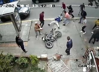 Purse snatcher falls off motorcycle and is beaten by witnesses