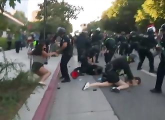 Un policier se fait plaquer au sol par un manifestant (Californie)