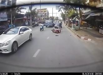 Un scootériste conduit les yeux rivés sur son téléphone (FAIL)