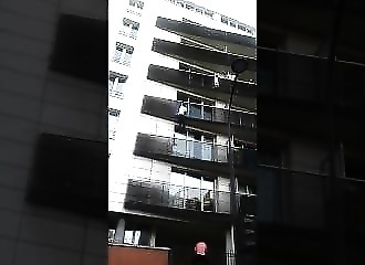 Paris : à mains nues, un homme escalade un immeuble jusqu’au 4e étage et sauve un bébé prêt à tomber