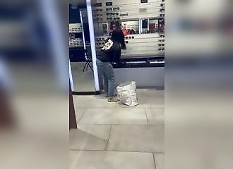Elle vide un rayon entier de lunettes de soleil 
