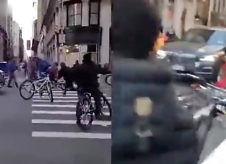 Un gang de cyclistes détruit une luxueuse BMW (New York)
