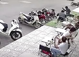 Une vitre tombe sur les clients d’un café