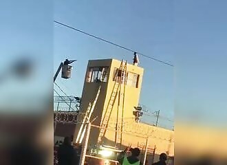 Prisonnier saute d'une tour au Mexique (Public averti)