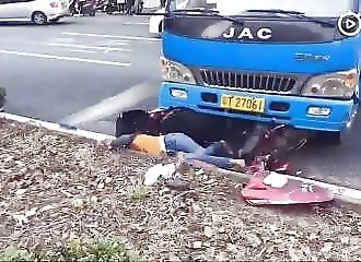 Chine : scootériste roule à contresens et finit par se prendre un camion en pleine gueule