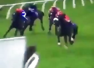Un jockey tombe de son cheval et fait un double salto arrière malgré lui