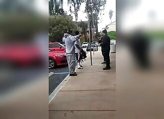 2 grandes bouches se font calmer par deux autres gars silencieux, mais efficaces