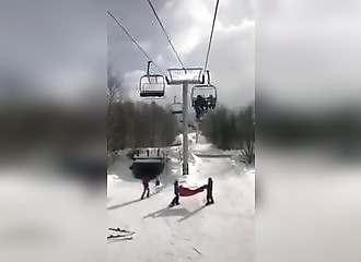 Une fillette saute d’un télésiège en panne et ça se passe très mal !