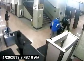 Chicago : des policiers arrêtent violemment une lycéenne et mentent sur la version des faits