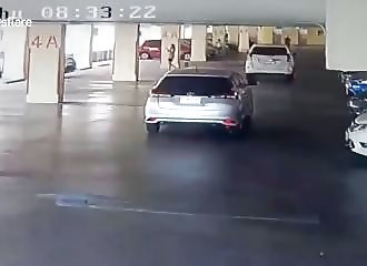 Thaïlande : une automobiliste manque de tomber d’un parking en étages