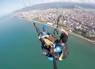 Jouer au backgammon en duo en faisant du parapente