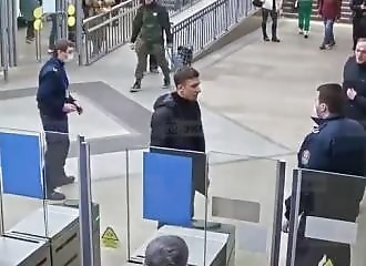Cet homme donne du fil à retordre aux policiers, mais heureusement, le négociateur est en route