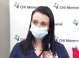 Non, cette infirmière ne s’évanouit pas après avoir reçu le vaccin contre le Covid-19