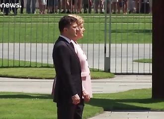 Lors d’une cérémonie officielle, Angela Merkel se met à trembler bizarrement
