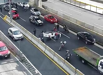 Une voiture s’envole après avoir percuté un séparateur de voie en béton