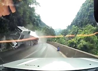 Les freins d'un camion tombent en panne sur une route de montagne