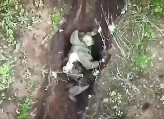 Ce soldat reçoit des grenades lancées par un drone, il les lance simplement un peu plus loin !
