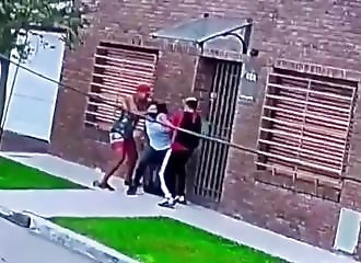 2 voleurs tentent violemment d'arracher le sac d'une femme dans la rue