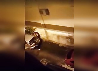 Des filles ont trouvé un coin tranquille pour uriner…