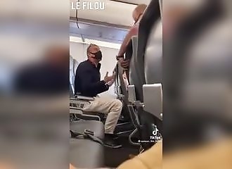 Expulsé d'un avion parce que son masque glisse sous son nez !