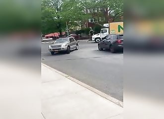Un automobiliste attaque un manifestant avec une arme blanche sortie d’un film d’horreur (New York)