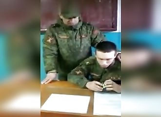 Sans regarder, ce militaire russe résout ce Rubik’s Cube