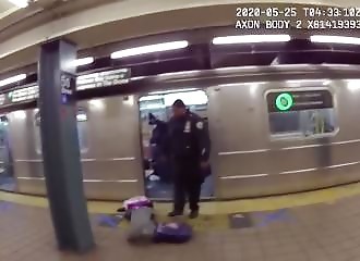 Des policiers tabassent un SDF qui refuse de quitter une rame de métro (New York)