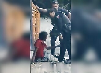 2 policemen assault a homeless man in Mexico