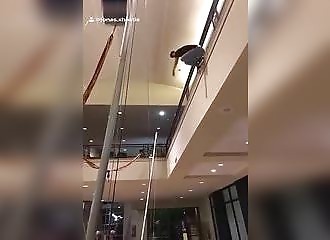 Sauter du haut d’un balcon pour atterrir sur un trampoline