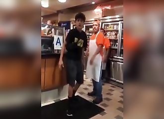 Un moucheron tente d’attaquer l’employé d’un restaurant