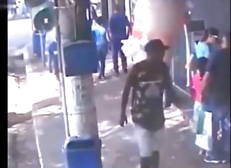 Un homme-sandwich se fait sauvagement agresser dans la rue