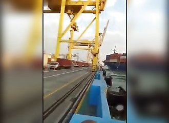 Indonésie : un porte-conteneurs rate son accostage et percute une grue