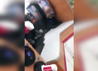 Deux filles saccagent la boutique d’une station-service suite à un différend avec le personnel